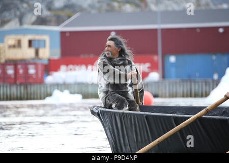 Grönland, Nanortalik, Inuit männlich in traditioneller Kleidung Paddeln Stockfoto
