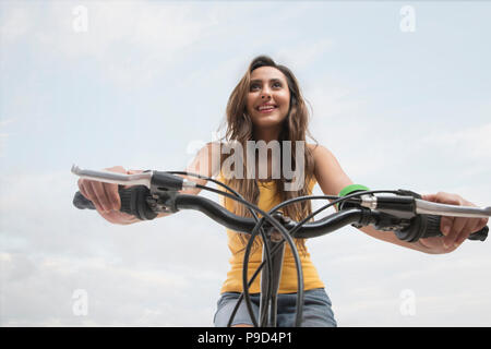 Nahaufnahme der jungen Frau Reiten Fahrrad Stockfoto