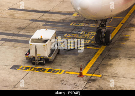 Die Wartung von Flugzeugen Hauptzahnrad Kontrolle im Flughafen vor dem Abflug für Sicherheit. Preflight Service. Stockfoto