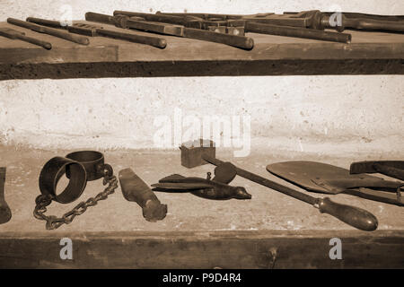 Die alten Werkzeuge in der Schmiede Stockfoto