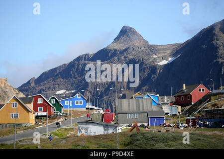 Grönland Sisimiut, bunt verstreuten Häusern. Stockfoto