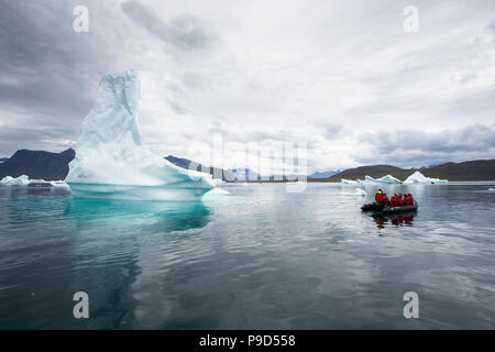 Sternzeichen mit Touristen um Eisberge im Südlichen Grönland Stockfoto