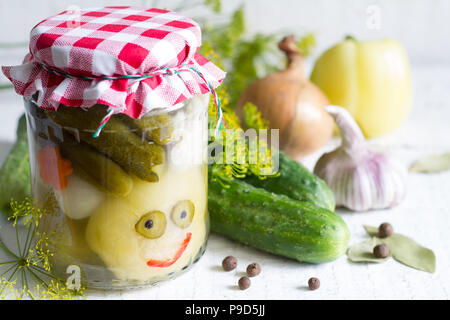 Mix von eingelegtem Gemüse auf dem Tisch gerne Spaß essen Konzept Stockfoto