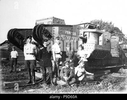 Soldaten der Freiwilligen Armee vor dem Tank "Allgemeine Drozdovsky'. Museum: State Museum der politischen Geschichte Russlands, St. Petersburg. Stockfoto