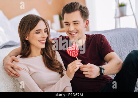 Entspannt Mann an seine hübsche Freundin suchen Stockfoto