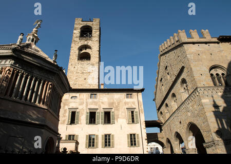 Italien, Lombardei, Bergamo Città Alta, Baptisterium, Civic Tower (der "campanone") und Podestà Palace Stockfoto