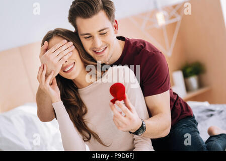 Stattliche brünette Mann, lassen Sie sich überraschen Stockfoto