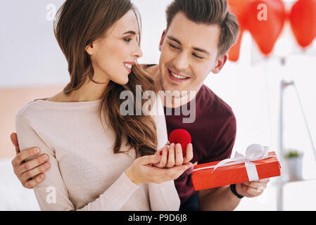 Ausschreibung männliche Person seine zukünftige Frau umarmt Stockfoto