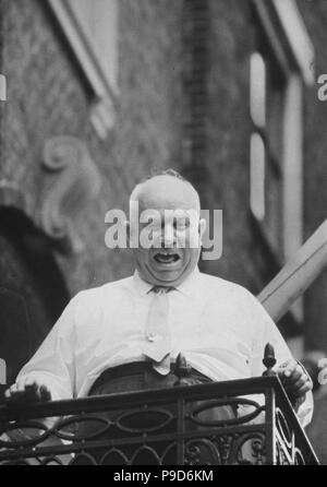 Nikita Chruschtschow auf dem Balkon der russischen Delegation Hauptquartier in New York. September 1960. Museum: private Sammlung. Stockfoto