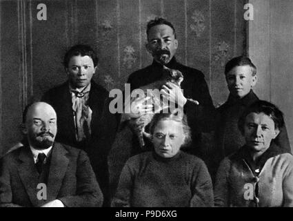 Wladimir Lenin, Nadeschda Krupskaja, Anna und Maria Yelizarova Ulyanova im Kreml. Herbst 1920. Museum: Staatliches Historisches Museum, Moskau. Stockfoto