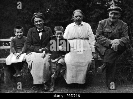 Wladimir Lenin, Nadeschda Krupskaja, Anna Yelizarova in Gorki. August - September 1922. Museum: Staatliches Historisches Museum, Moskau. Stockfoto