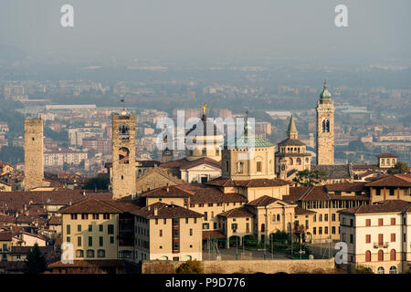 Italien, Lombardei, Bergamo, malerischen Blick auf die Città Alta von San Vigilio Hill Stockfoto