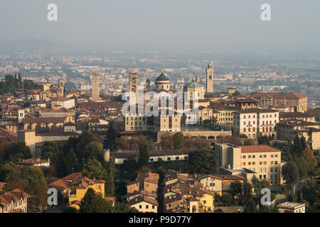 Italien, Lombardei, Bergamo, malerischen Blick auf die Città Alta von San Vigilio Hill Stockfoto