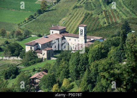 Italien, Lombardei, Bergamo, Blick auf Astino Kloster von San Vigilio Hill Stockfoto