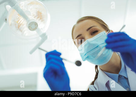 Attraktive stomatologist das Tragen steriler einheitliche Stockfoto