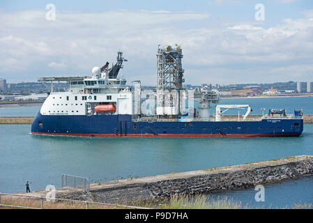 Die Offshore Nordsee Schiff Insel Konstruktor auf dem Weg nach Aberdeen Hafen her der Nordsee. Stockfoto