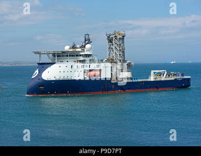 Die Offshore Nordsee Schiff Insel Konstruktor auf dem Weg nach Aberdeen Hafen her der Nordsee. Stockfoto