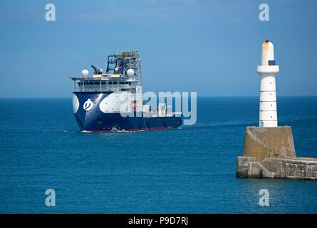 Die Offshore Nordsee Schiff Insel Konstruktor auf dem Weg nach Aberdeen Hafen her der Nordsee. Stockfoto