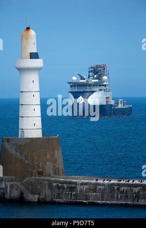 Die Offshore Nordsee Schiff Insel Konstruktor auf dem Weg nach Aberdeen Hafen her der Nordsee. Stockfoto