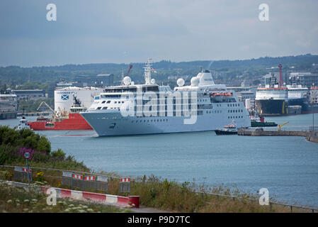 Verlassen Aberdeen Harbour Inn Grampian Region, Schottland, die Silver Wind Kreuzfahrtschiff ist etwa für den Tilbury Docks in London zu fahren. Stockfoto