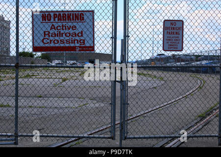 NEW YORK, NY - 26. Juni: Kiesige Nachbarschaft von Industrie Stadt komplexen Gebäuden in Sunset Park, Brooklyn am 26. Juni 2017 in New York, USA. (Foto durch Stockfoto