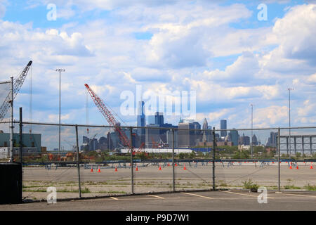 NEW YORK, NY - 26. Juni: Kiesige Nachbarschaft von Industrie Stadt komplexen Gebäuden in Sunset Park, Brooklyn am 26. Juni 2017 in New York, USA. (Foto durch Stockfoto