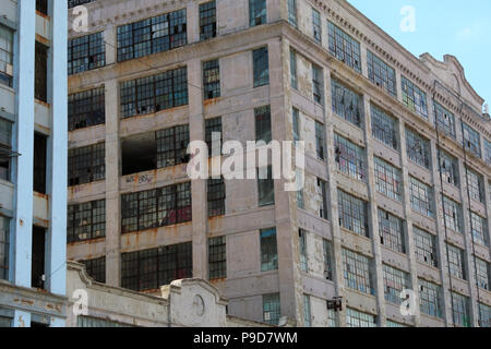 NEW YORK, NY - 26. Juni: Kiesige Nachbarschaft von Industrie Stadt komplexen Gebäuden in Sunset Park, Brooklyn am 26. Juni 2017 in New York, USA. (Foto durch Stockfoto