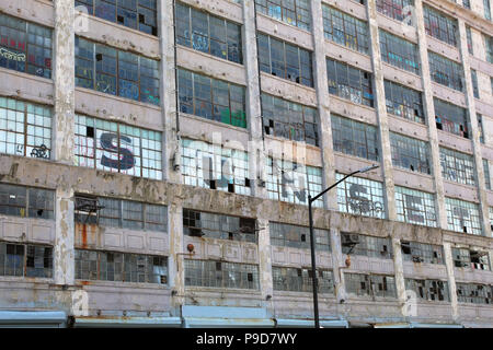 NEW YORK, NY - 26. Juni: Kiesige Nachbarschaft von Industrie Stadt komplexen Gebäuden in Sunset Park, Brooklyn am 26. Juni 2017 in New York, USA. (Foto durch Stockfoto