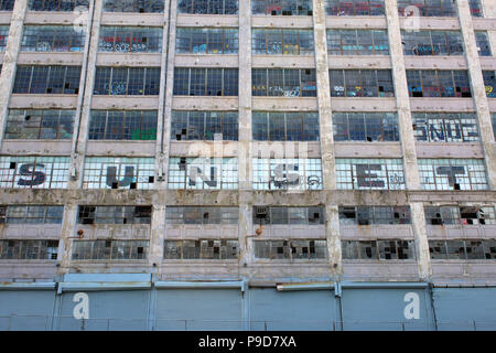 NEW YORK, NY - 26. Juni: Kiesige Nachbarschaft von Industrie Stadt komplexen Gebäuden in Sunset Park, Brooklyn am 26. Juni 2017 in New York, USA. (Foto durch Stockfoto
