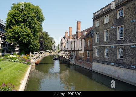 Die Mathematische Brücke ist der Name einer hölzernen Fußgängerbrücke im Südwesten der zentralen Cambridge, Vereinigtes Königreich. Es Brücken am Fluss Cam etwa hundert Meter nordwestlich von Silver Street Bridge und verbindet zwei Teile des Queens' College. Der offizielle Name ist einfach die Holzbrücke. Stockfoto