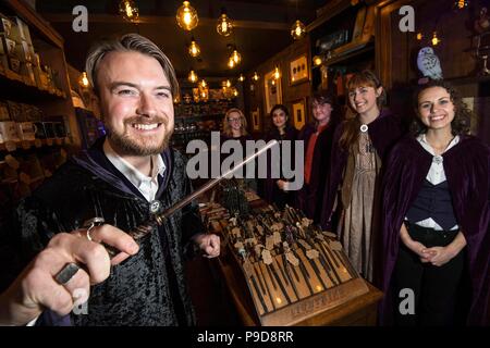 Oliver's Brighton in Brighton. Der Shop von Herrn Oliver Thomas Dall Besitz ist vollgestopft mit Harry Potter merchandise. Bild Terry Applin Stockfoto