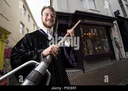 Oliver's Brighton in Brighton. Der Shop von Herrn Oliver Thomas Dall Besitz ist vollgestopft mit Harry Potter merchandise. Bild Terry Applin Stockfoto