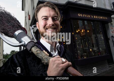 Oliver's Brighton in Brighton. Der Shop von Herrn Oliver Thomas Dall Besitz ist vollgestopft mit Harry Potter merchandise. Bild Terry Applin Stockfoto