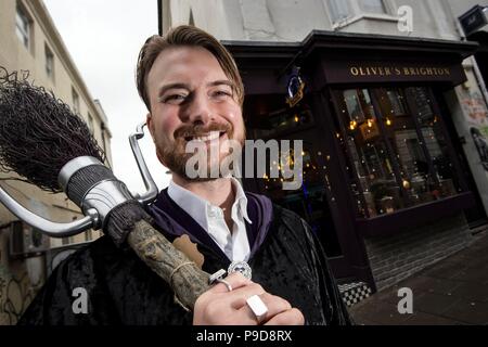 Oliver's Brighton in Brighton. Der Shop von Herrn Oliver Thomas Dall Besitz ist vollgestopft mit Harry Potter merchandise. Bild Terry Applin Stockfoto