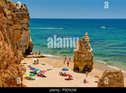 Felsformationen auf Praia da Rocha Strand an der Algarve, Portugal Stockfoto