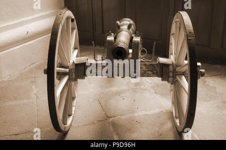 Retro cannon Ansicht von vorne in Sepia Farbe. Stockfoto