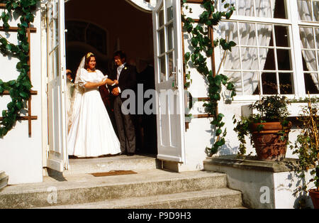 Stolzes Brautpaar: Heirat Prinz Christian Sigismund von Preußen mit Nina Gräfin von Reventlow in Gut Feucht, Deutschland 1984. Hochzeit des Christian Sigismund Prinz von Preußen und Nina Gräfin von Reventlow auf Gut Damp, Deutschland 1984. Stockfoto