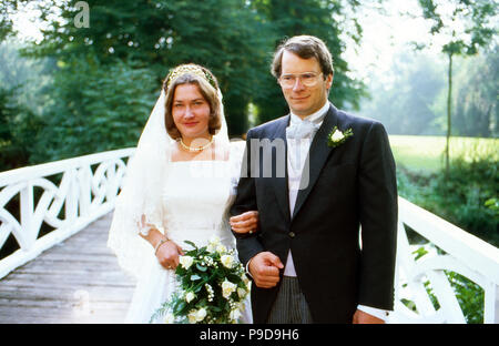 Stolzes Brautpaar: Heirat Prinz Christian Sigismund von Preußen mit Nina Gräfin von Reventlow in Gut Feucht, Deutschland 1984. Hochzeit des Christian Sigismund Prinz von Preußen und Nina Gräfin von Reventlow auf Gut Damp, Deutschland 1984. Stockfoto