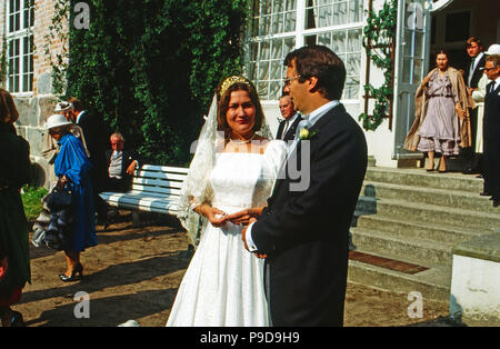 Stolzes Brautpaar: Heirat Prinz Christian Sigismund von Preußen mit Nina Gräfin von Reventlow in Gut Feucht, Deutschland 1984. Hochzeit des Christian Sigismund Prinz von Preußen und Nina Gräfin von Reventlow auf Gut Damp, Deutschland 1984. Stockfoto