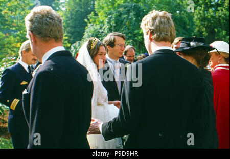 Stolzes Brautpaar: Heirat Prinz Christian Sigismund von Preußen mit Nina Gräfin von Reventlow in Gut Feucht, Deutschland 1984. Hochzeit des Christian Sigismund Prinz von Preußen und Nina Gräfin von Reventlow auf Gut Damp, Deutschland 1984. Stockfoto