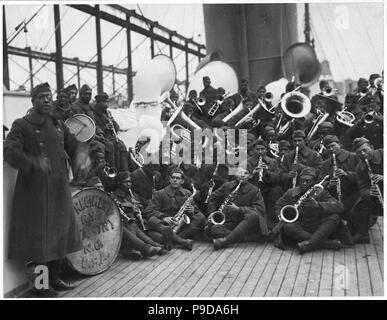 Leutnant James Reese in Europa (ganz links) mit der jazz band der 369 Infanterie Regiment, auf dem Boot, die Sie zurück bringt. Museum: private Sammlung. Stockfoto