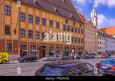 Augsburg, Bayern, Deutschland - Typische Straße Szene vor dem historischen Gebäude Ensemble von Fürst Fugger Privatbank auf Maxmilian Straße. Augsburg, Stockfoto