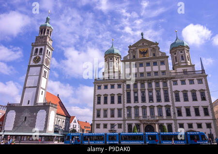 Augsburg, Bayern, Deutschland - 10. September 2015: Das historische Rathaus und die perlach Turm auf dem Stadtplatz. Stockfoto