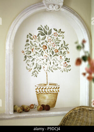 Stenciled Baum im Topf in einem kleinen Esszimmer Alkoven Stockfoto