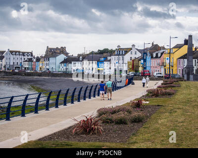 Leute entlang der Promenade an der Donaghadee in Nordirland bummeln Stockfoto