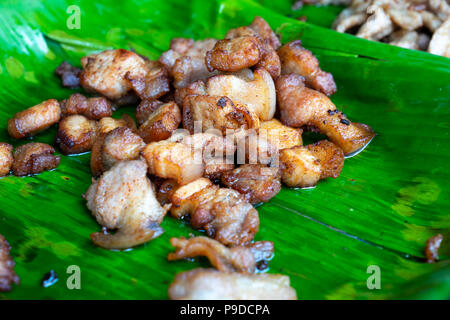 Frittierte Bauchspeck Schweinefleisch auf Bananenblätter, ungesundes Essen, Höhe corestorol Stockfoto
