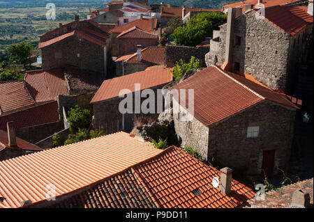 12.06.2018, Monsanto, Portugal, Europa - Eine erhöhte Ansicht der portugiesischen Dorf von Monsanto. Stockfoto
