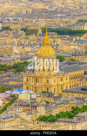 Nahaufnahme der nationalen Residenz der Invaliden bei Sonnenuntergang Licht von der Panoramaterrasse des Tour Montparnasse. Luftaufnahme von Paris städtischen Skyline, Hauptstadt von Frankreich in Europa. Vertikale erschossen. Stockfoto
