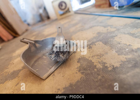 Handbesen liegt auf dem Boden in einem Bau Seite Stockfoto