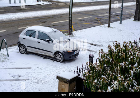 Auto auf dem Bürgersteig, Straße, Schnee, Winter, Straßburg, Elsass, Frankreich, Europa geparkt, Stockfoto